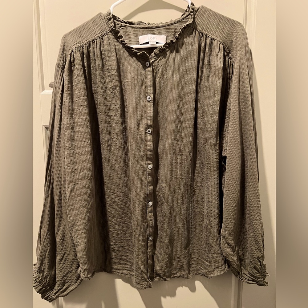 Business casual, ruffle, button top